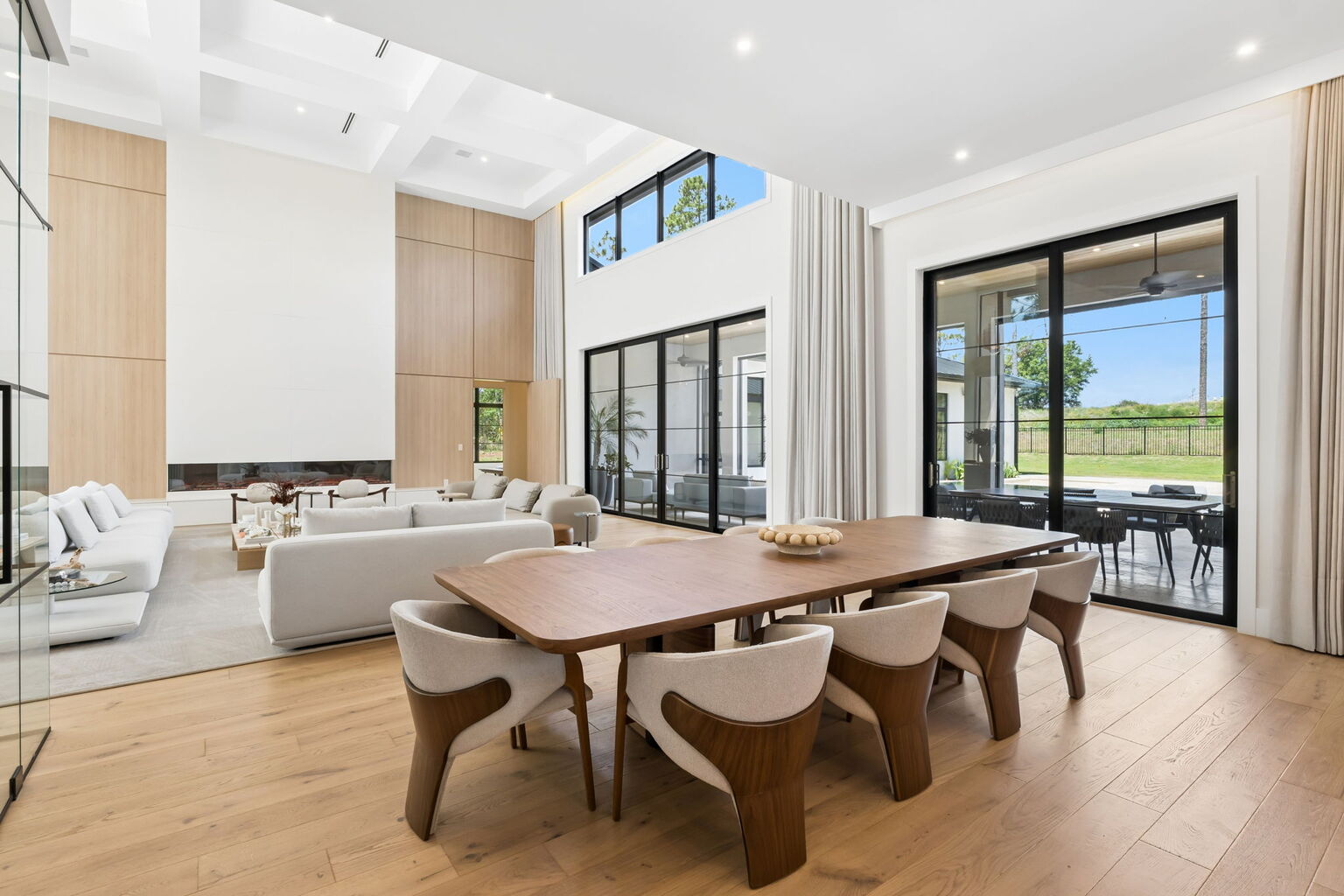 Bold Residence — sala de jantar com lareira