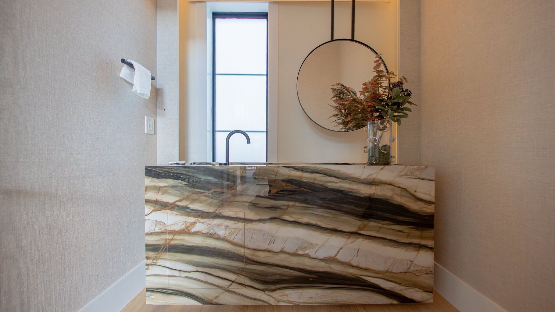 Bold Residence — lavabo com bancada em quartzito