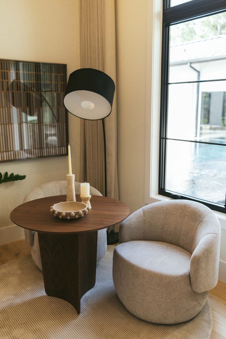 Bold Residence — estar de leitura com vista para a piscina