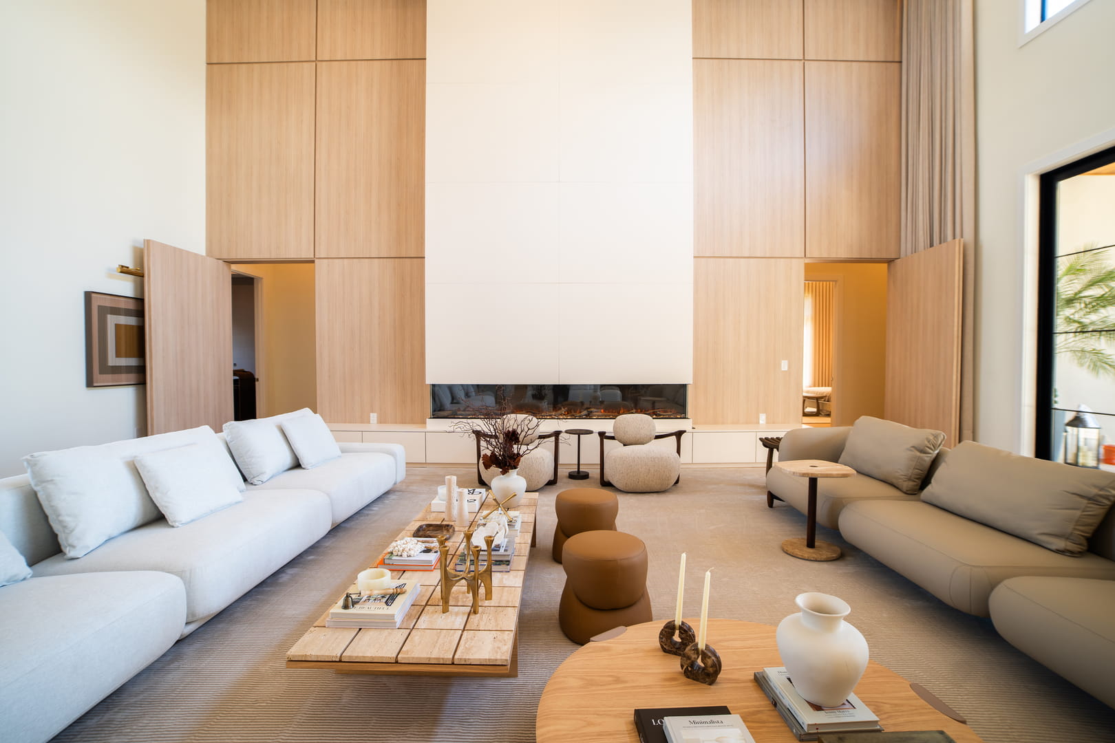 Bold Residence — great room com pé-direito duplo
